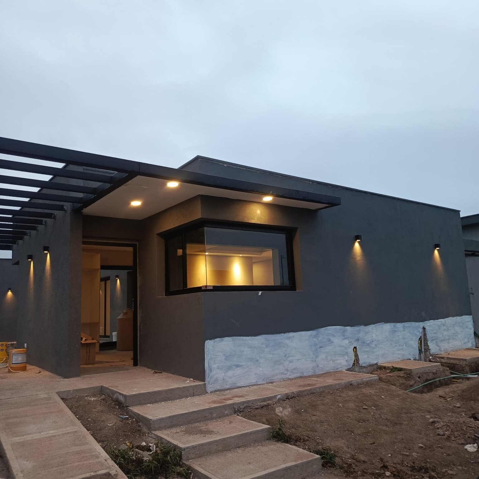 Obra residencial con iluminación exterior realizada por U-LUX
